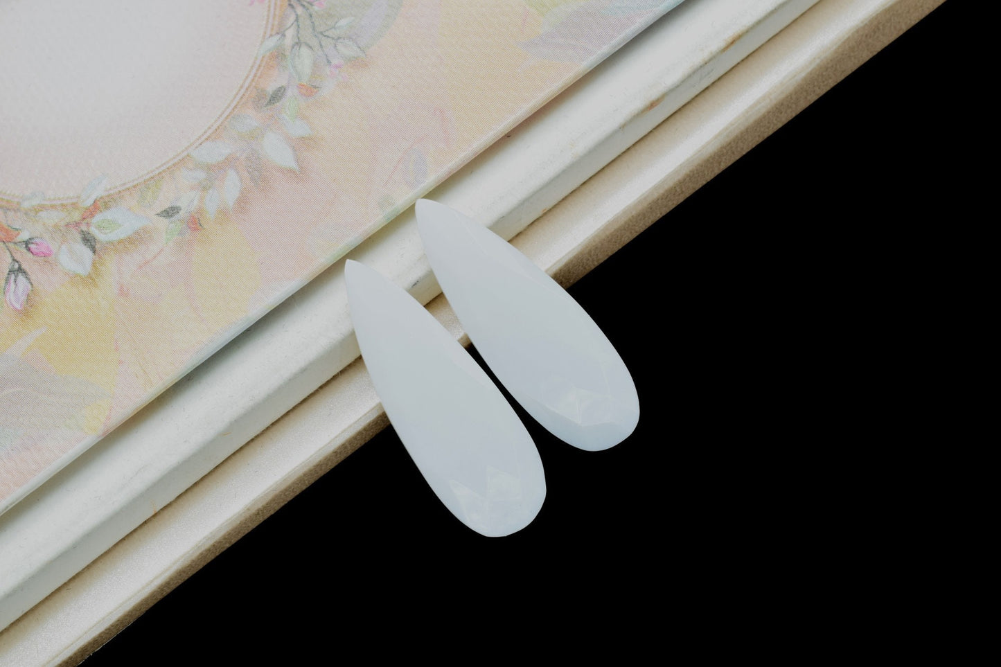 White agate Long drop 10x30mm Briolettes,agate Briolette,white agate Tear Drop Briolettes,,white agate drops,agate jewelry ,long drops