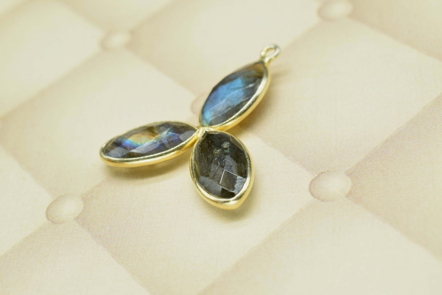 Labradorite Pendant,gold Plated Brass Pendants,gemstone pendant,statement pendant,labradorite jewels.labradorite bezel,single loop bezel,
