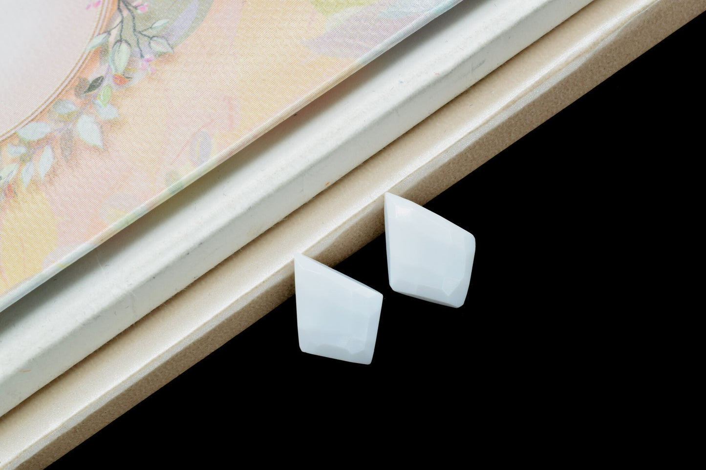 White agate 10x14mm daimond shape briolettes,Faceted Briolette,polished,Handmade Gemstone, For jewellery making,wire wrapping,gemstone beads