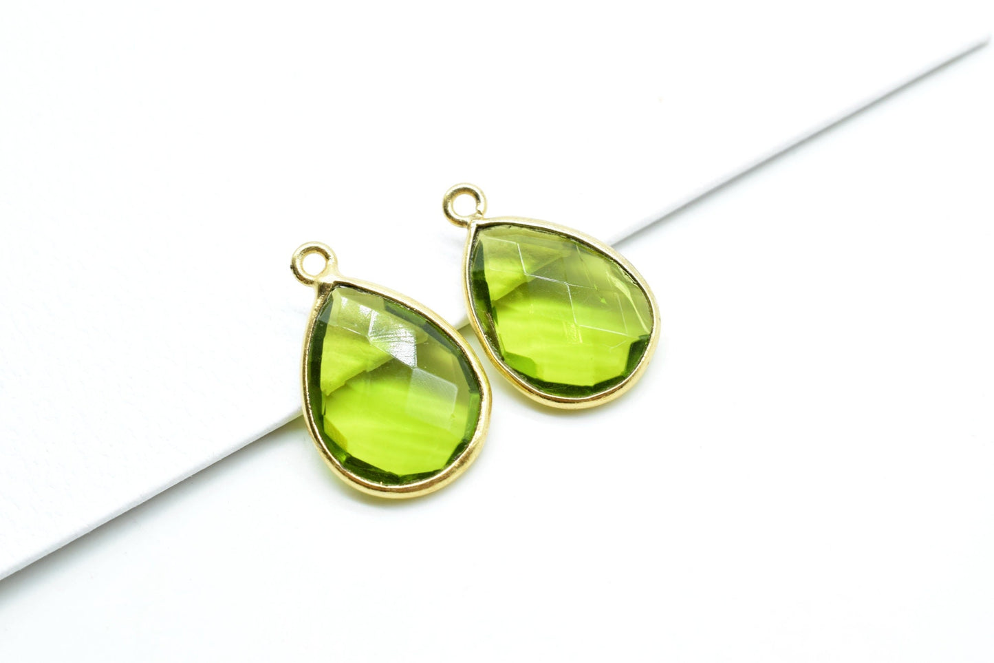 Peridot 12x16mm Teardrop Bezel charm,Elegant Peridot Gemstone Components Pear Shape Connectors,Single Bail Over Brass Gold Edge Jewelry