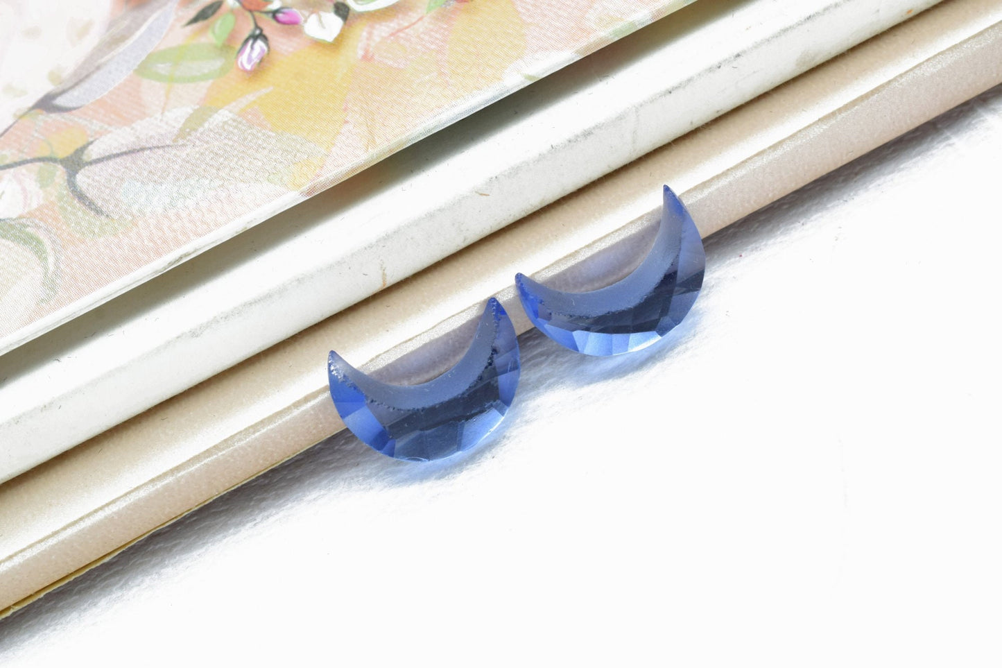 Iolite 15mm moon shape briolettes,Gemstone Faceted briolette,Iolite Moon Shape jewelry,Moon Shape Briolettes,Gemstone Iolite carved Beads