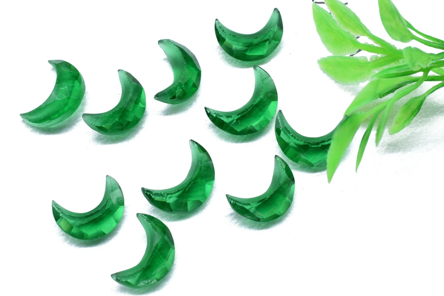 Natural Green Onyx Hand Carved Moon Shape Briolettes,15mm Moon Shape Briolette,Carved Moon Shape Gemstone For Jewellery,Moon Shape Briolette