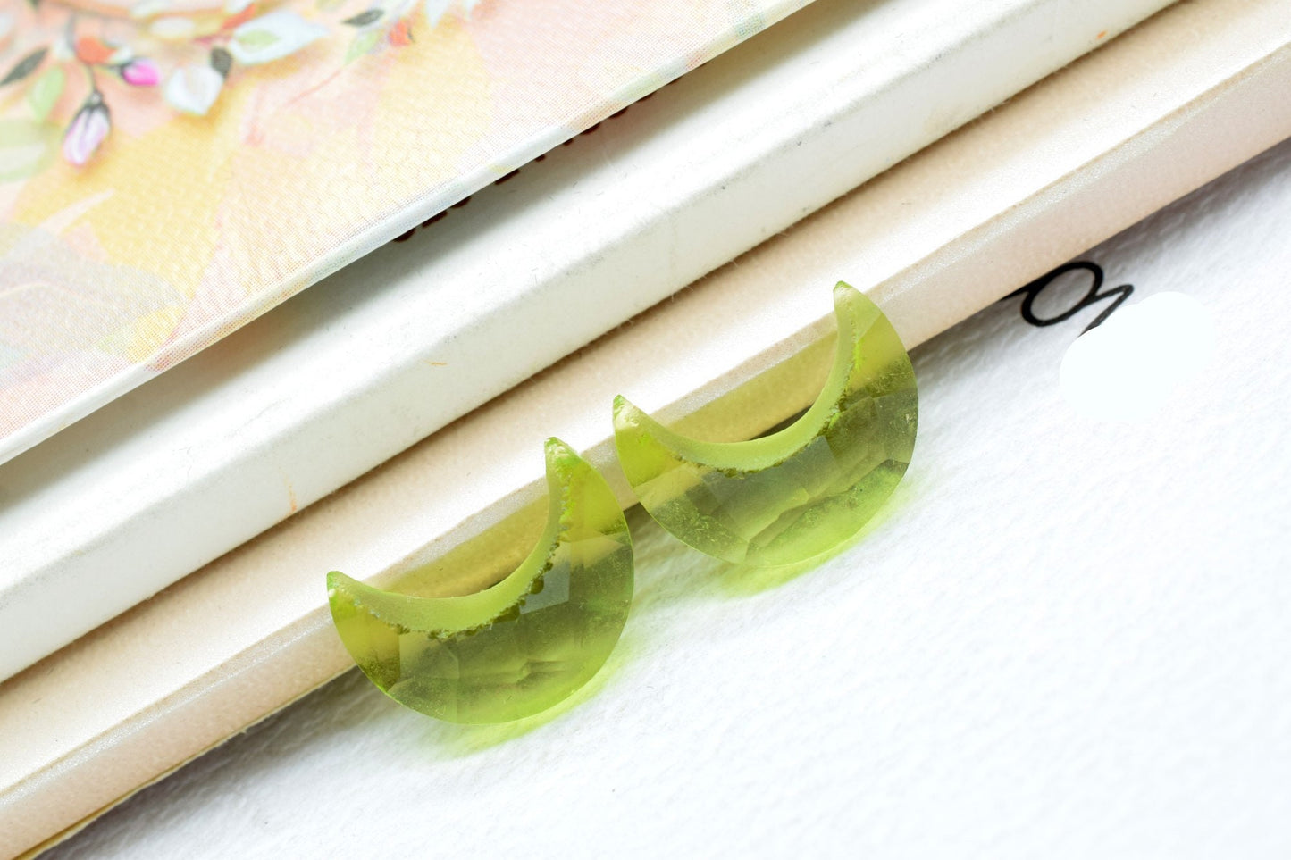 Peridot 15mm Faceted Moon shape briolette,Peridot quartz gemstone,crescent moon,drilled moon shape beads,carving beads,crescent moon peridot