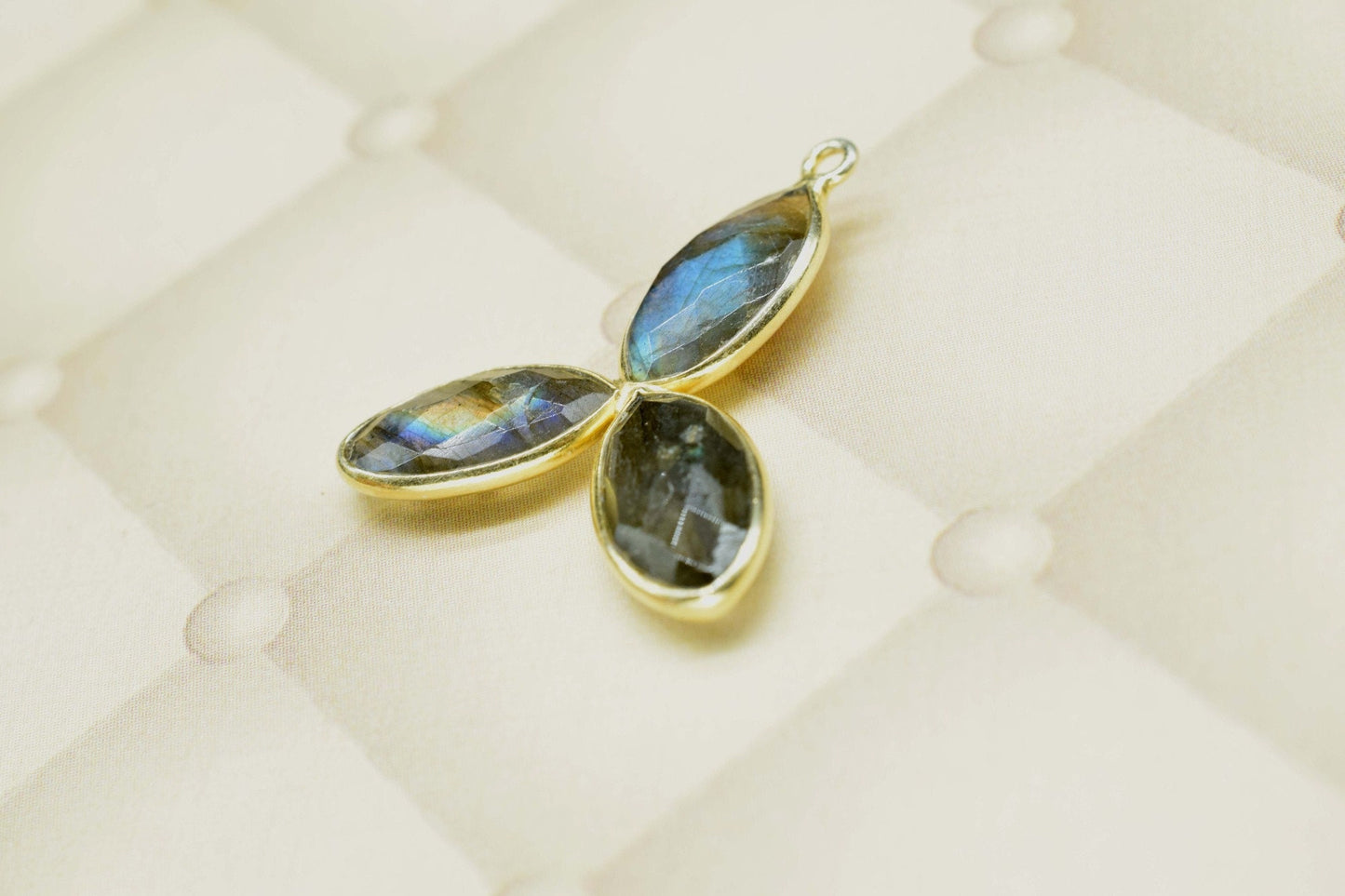 Labradorite Pendant,gold Plated Brass Pendants,gemstone pendant,statement pendant,labradorite jewels.labradorite bezel,single loop bezel,