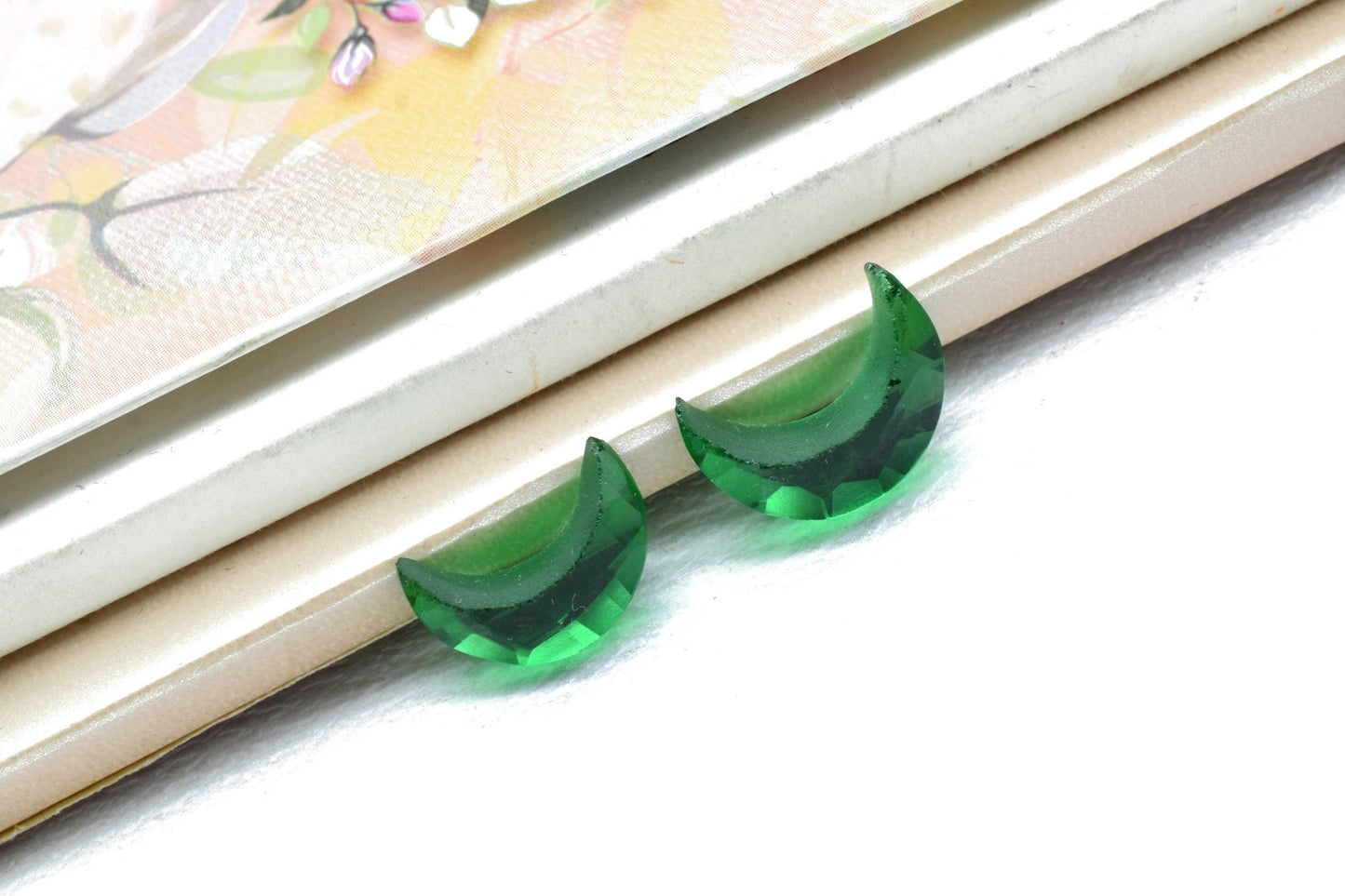 Natural Green Onyx Hand Carved Moon Shape Briolettes,15mm Moon Shape Briolette,Carved Moon Shape Gemstone For Jewellery,Moon Shape Briolette