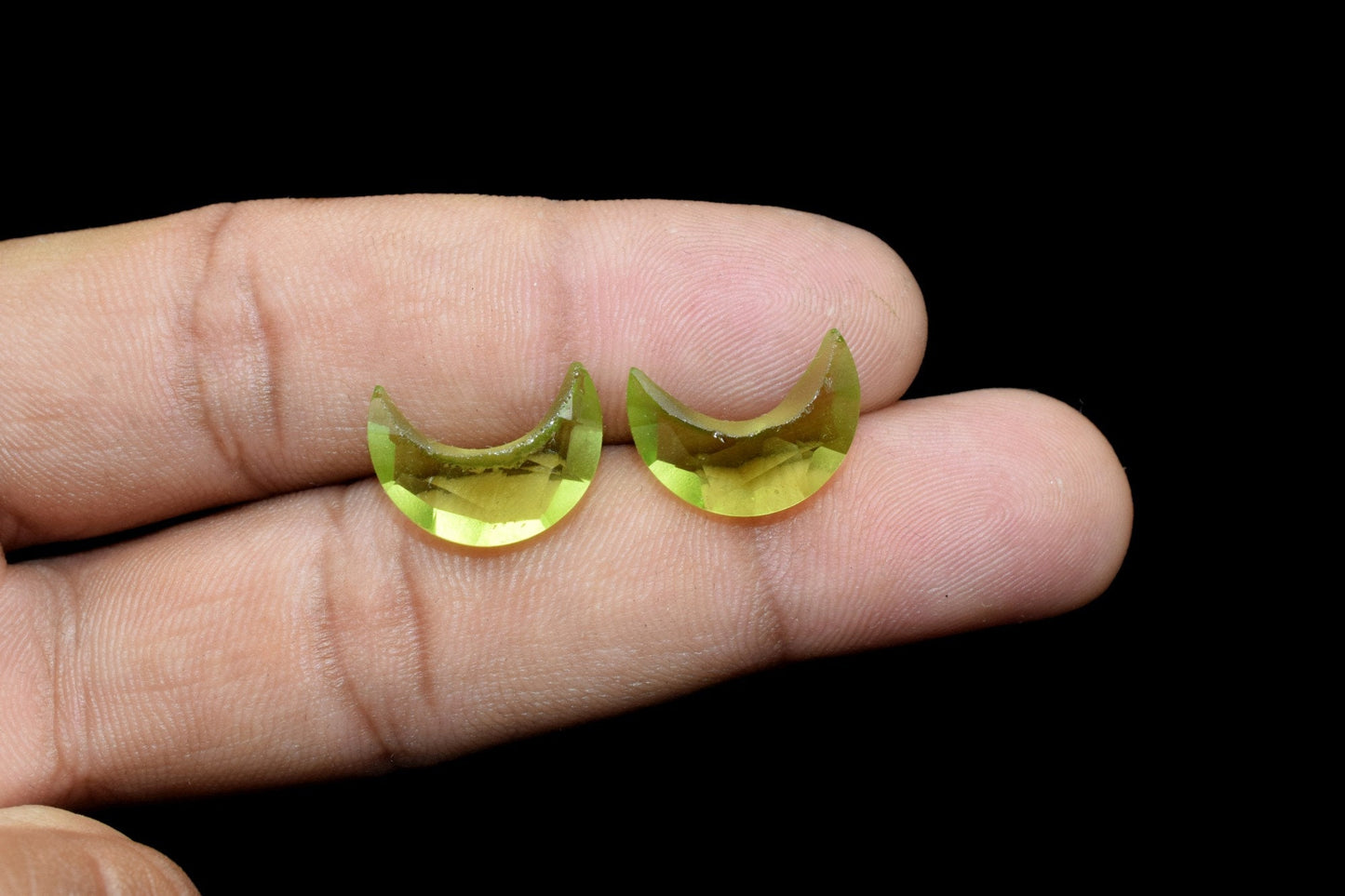 Peridot 15mm Faceted Moon shape briolette,Peridot quartz gemstone,crescent moon,drilled moon shape beads,carving beads,crescent moon peridot