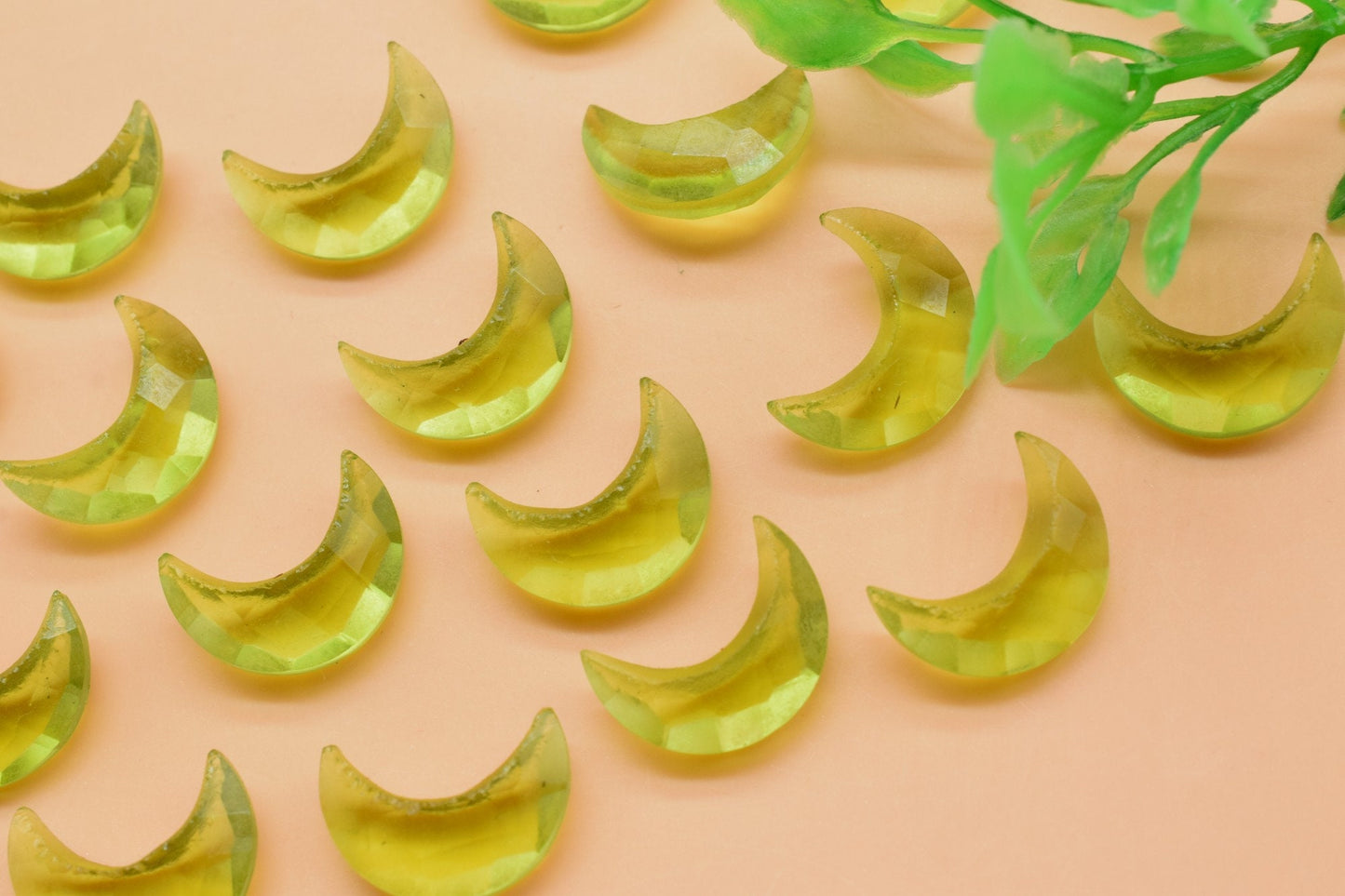 Peridot 15mm Faceted Moon shape briolette,Peridot quartz gemstone,crescent moon,drilled moon shape beads,carving beads,crescent moon peridot