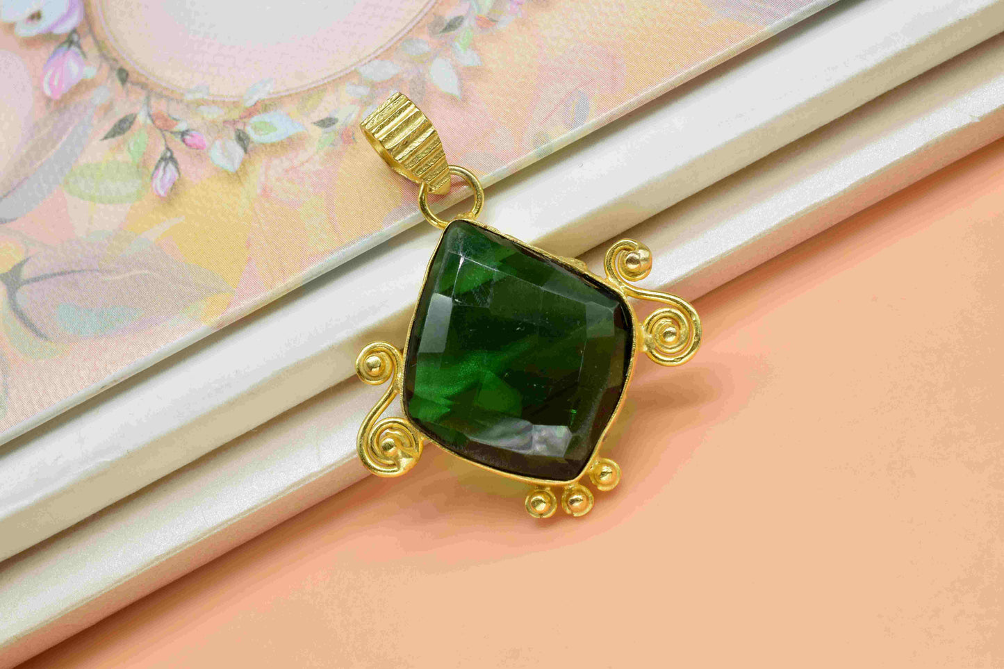 Emerald Quartz kite Shape Pendant,Emerald Quartz 20x25mm Kite Shape Pendant Jewelry,Gemstone Pendant Jewelry,Emerald Long Pendant,Emerald