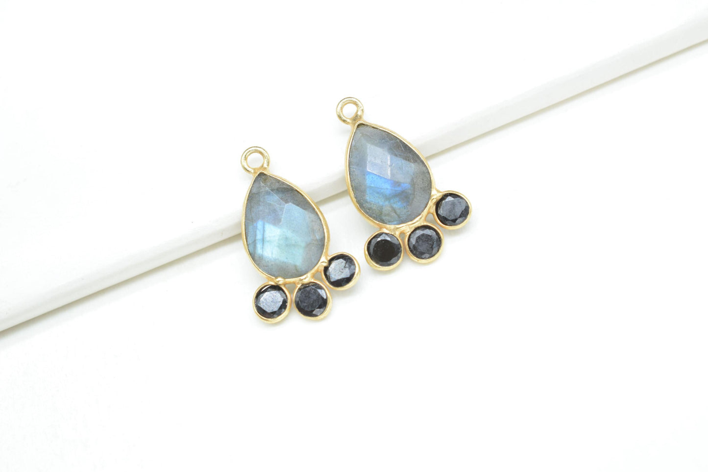 Labradorite 10x14mm Pear shape Bezel charms,Labradorite Pendant,Grey Gemstone connector,Labradorite Charms Jewelry,Cubic zirconia Bezel,p011