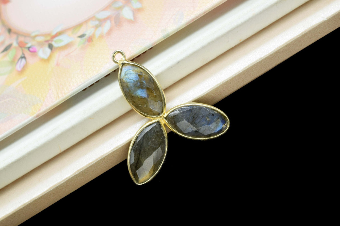 Labradorite Pendant,gold Plated Brass Pendants,gemstone pendant,statement pendant,labradorite jewels.labradorite bezel,single loop bezel,