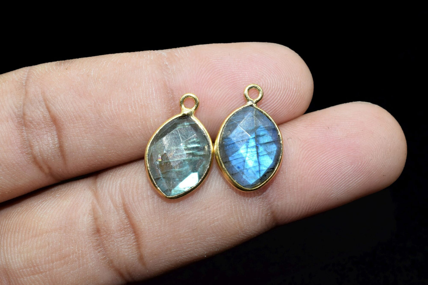 Blue Flash Labradorite 10x13mm Eye shape single loop connectors,Brass Gold Plated bezels,Labradorite Pendants,Labradorite handmade bezels