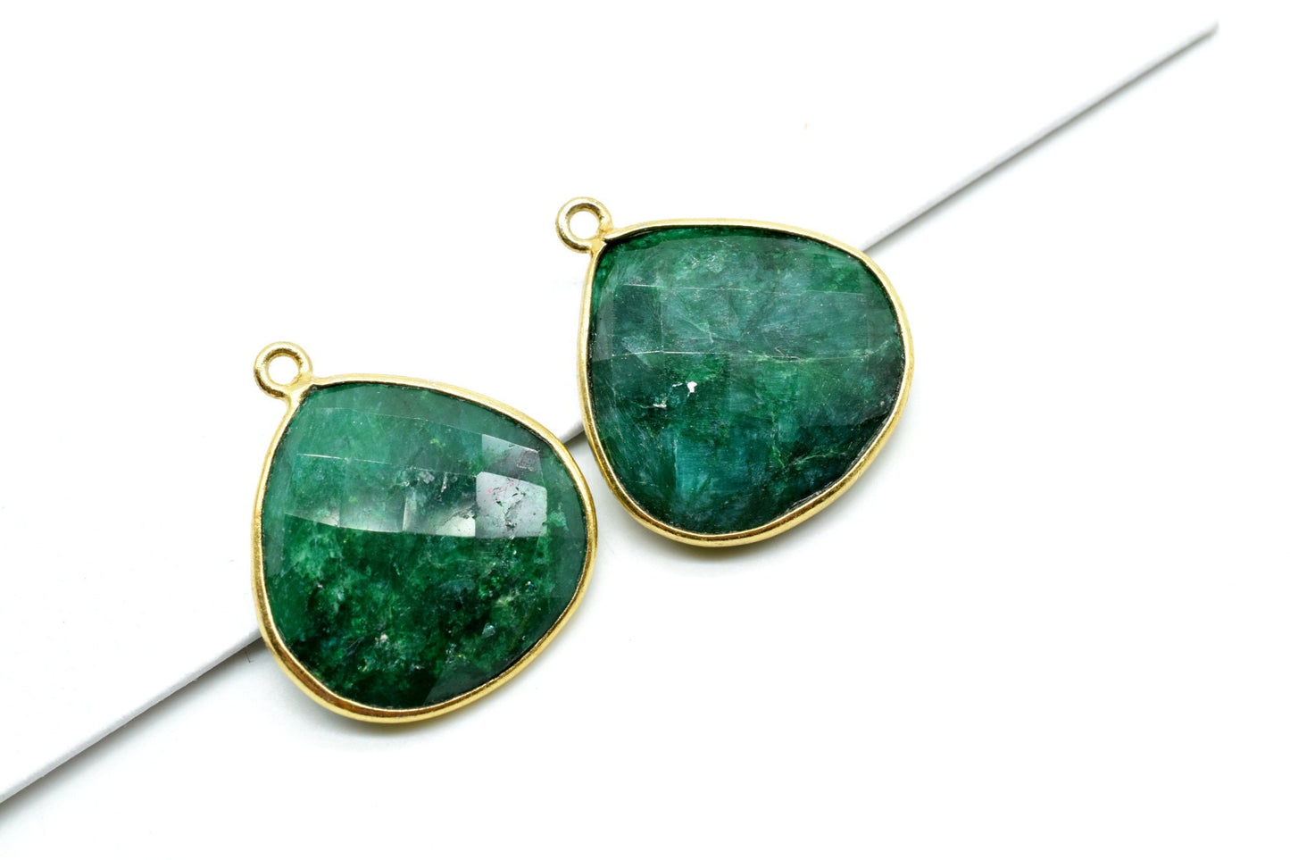 Green Emerald 20mm Heart Shape Charm,Dyed Emerald Faceted Heart Shape Connector,Bezel Heart Shape Connector,Emerald Single Flat Bail links