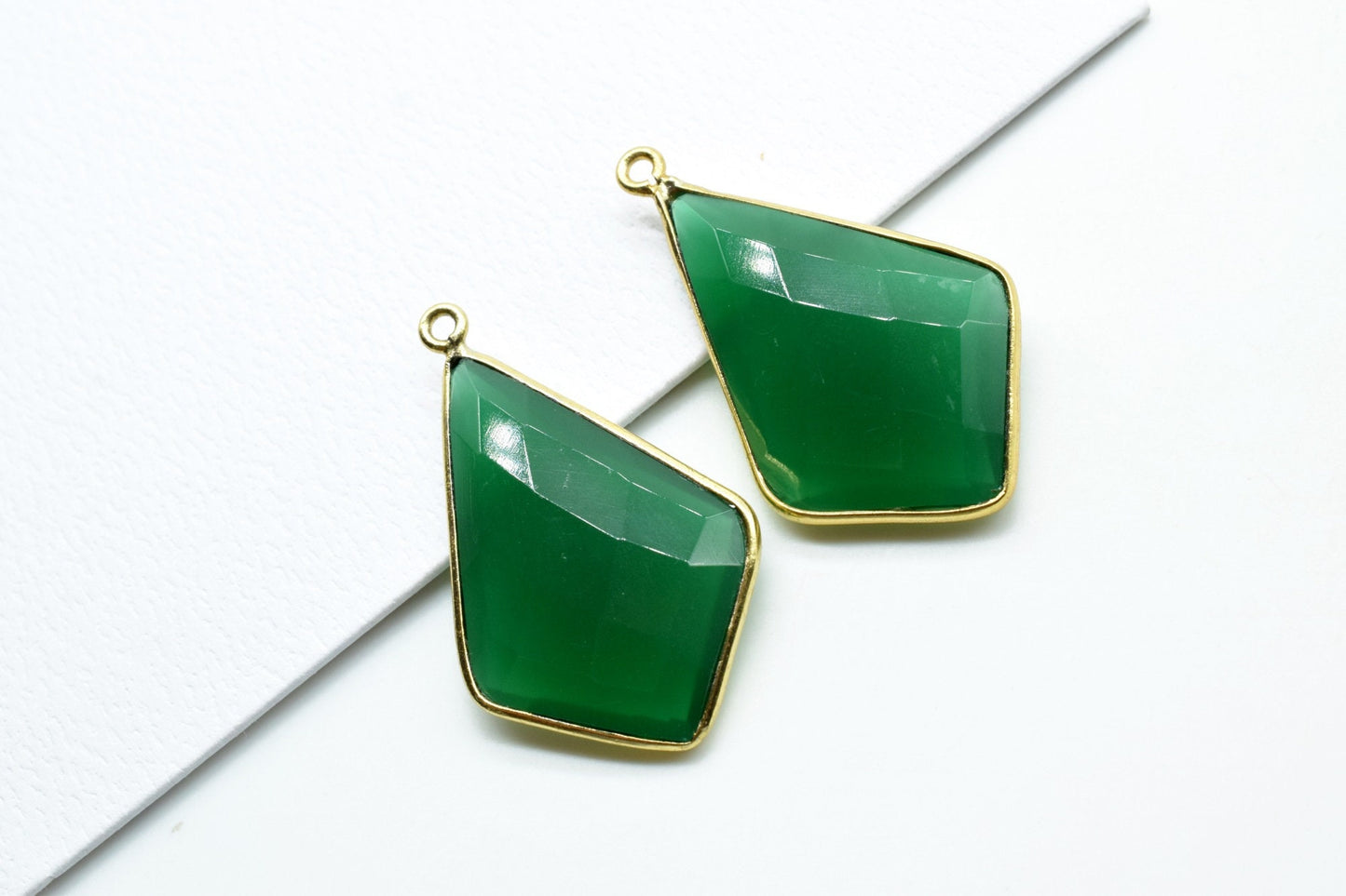 Green Onyx 20x30mm Diamond shape single bail connector,Brass Gold Plated bezel,Green Onyx Faceted Briolette Connector,Green Onyx Bezel charm