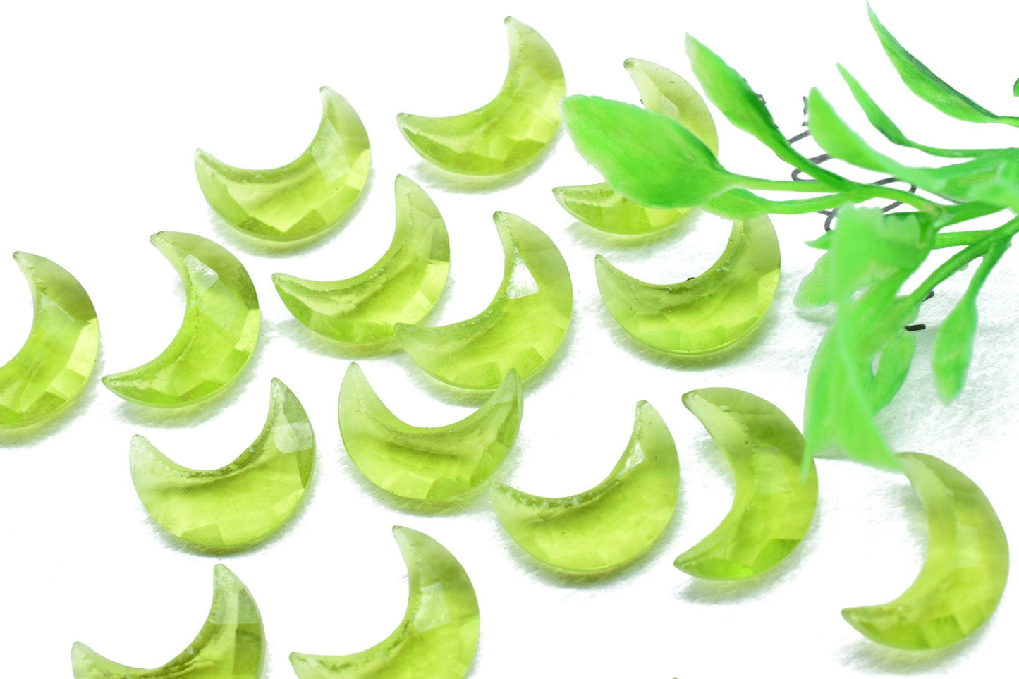 Peridot 15mm Faceted Moon shape briolette,Peridot quartz gemstone,crescent moon,drilled moon shape beads,carving beads,crescent moon peridot