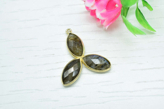 Labradorite Pendant,gold Plated Brass Pendants,gemstone pendant,statement pendant,labradorite jewels.labradorite bezel,single loop bezel,