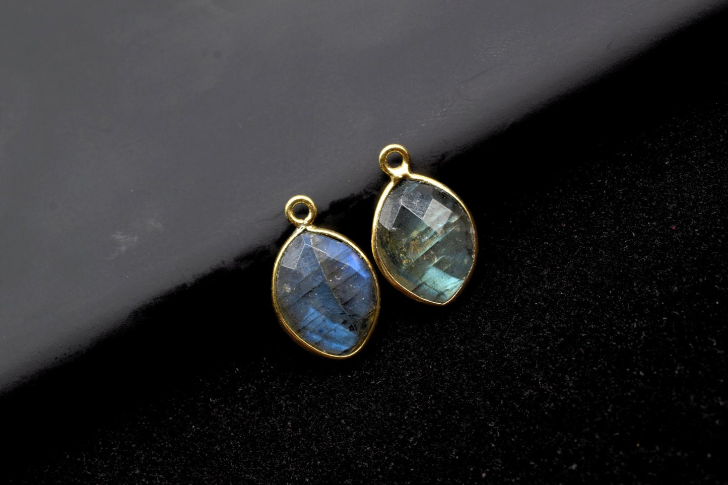 Blue Flash Labradorite 10x13mm Eye shape single loop connectors,Brass Gold Plated bezels,Labradorite Pendants,Labradorite handmade bezels