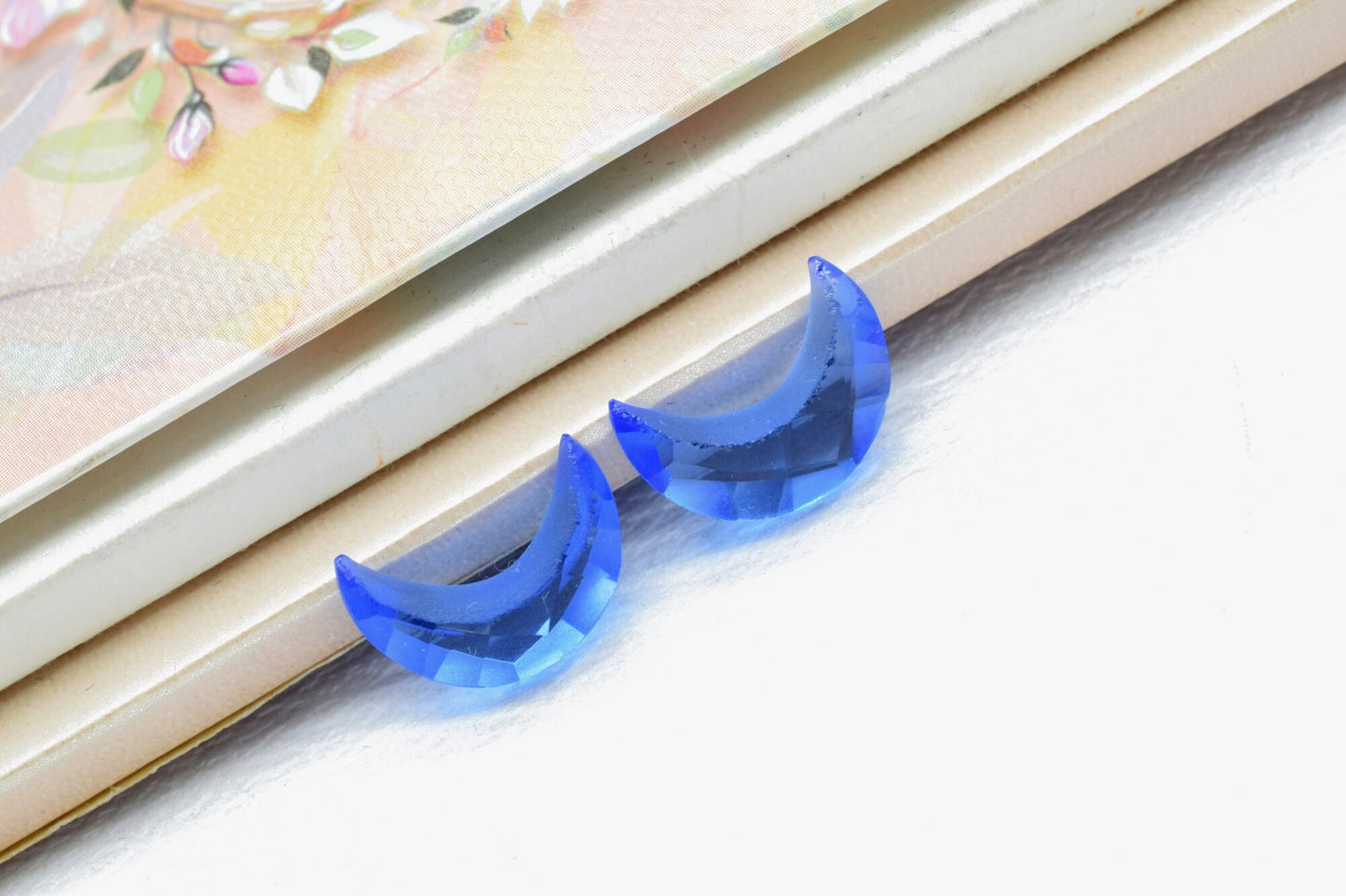 Tanzanite 15mm Faceted Moon shape briolette,Tanzanite gemstone,crescent moon,drilled moon shape beads,carving beads,Tanzanite crescent moon